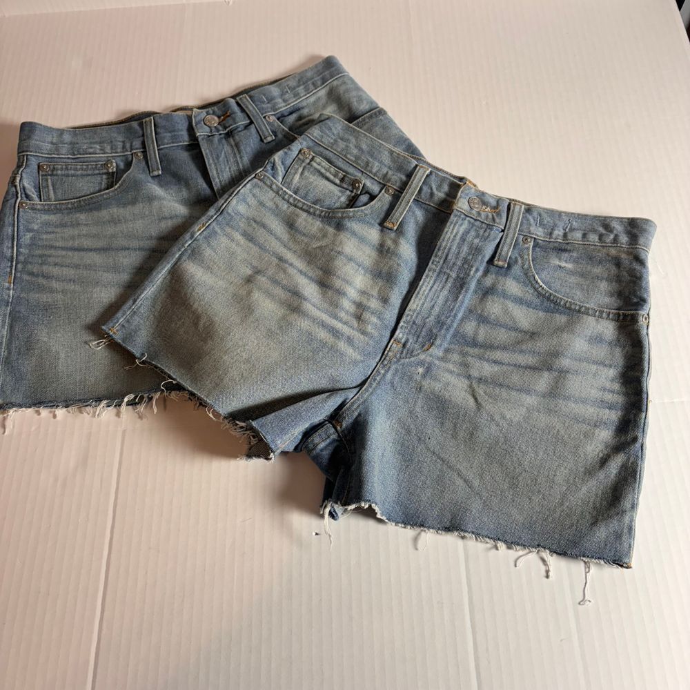 Madewell Vintage-Style Light Wash Denim Cut-Off Shorts Raw Hem size 28 NWOT